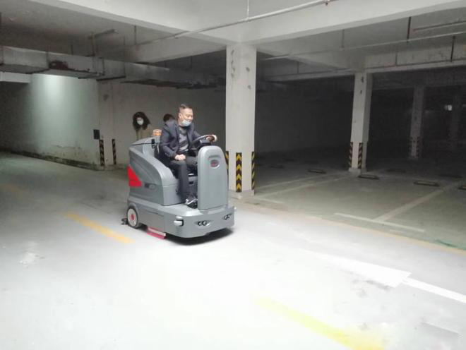 丽江小区物业保洁不用人力改用驾驶式洗地机了
